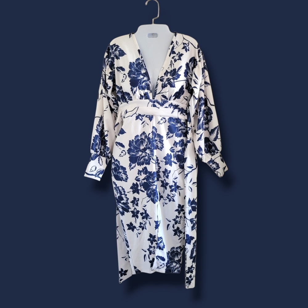 Boohoo | NWOT Elegant White/Blue Floral Plunge Self-Tie Midi Dress (SIZE 4)